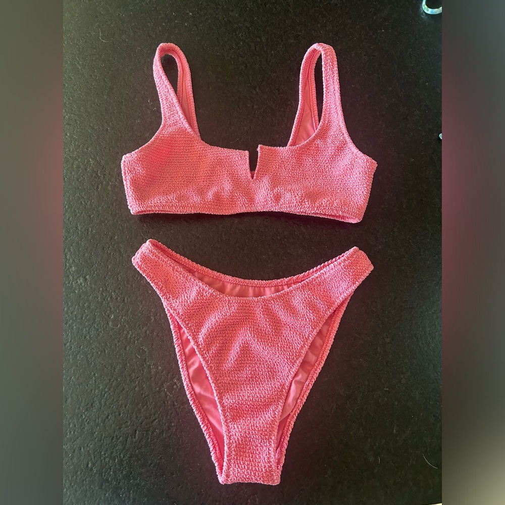 Lightly worn Pacsun bikini. Pink scrunch material. Size small.
